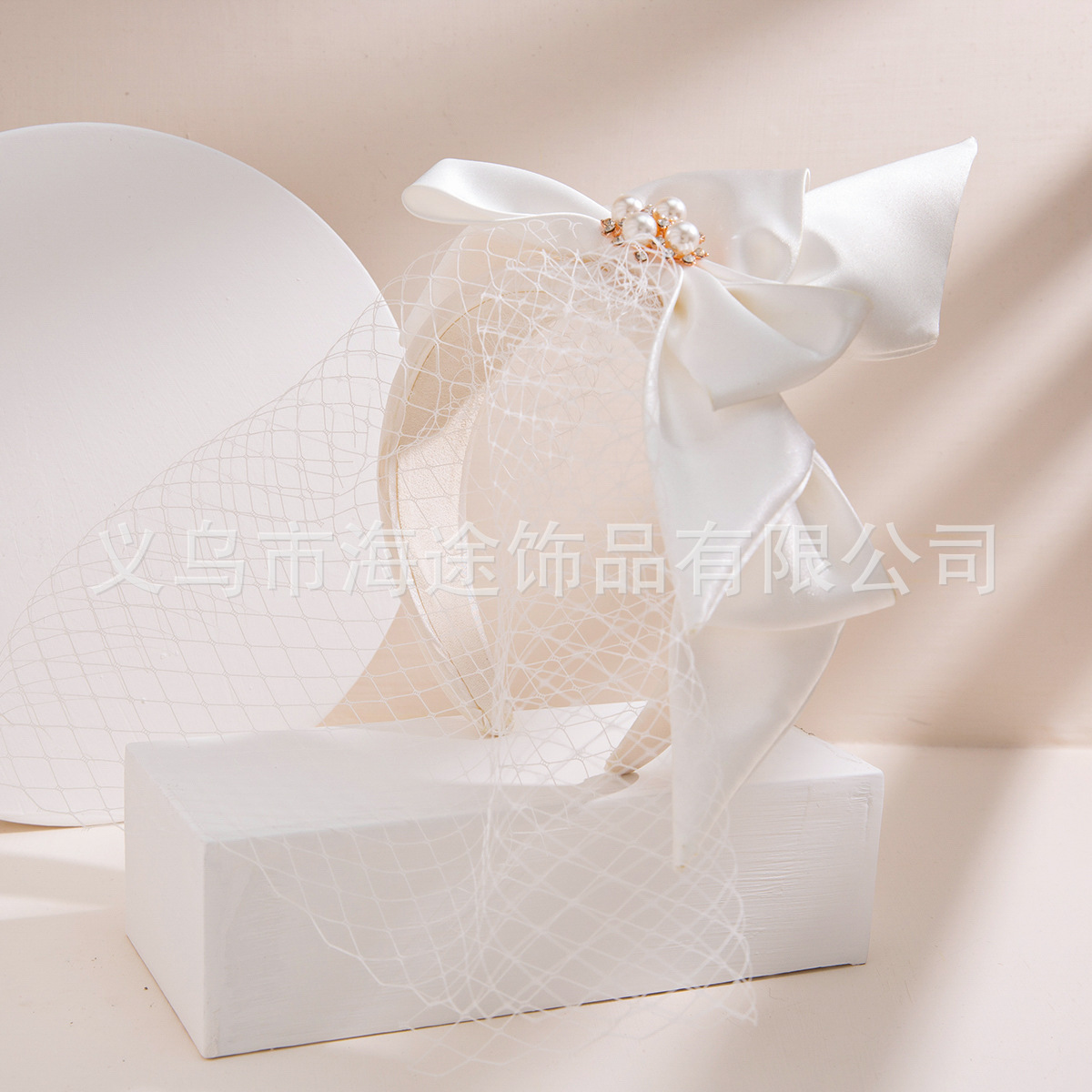 Cross-border bride's top hat, women's ribbon gauze, rhinestone pearl gauze, small top hat, studio shooting props, gauze headwear Application Scenario