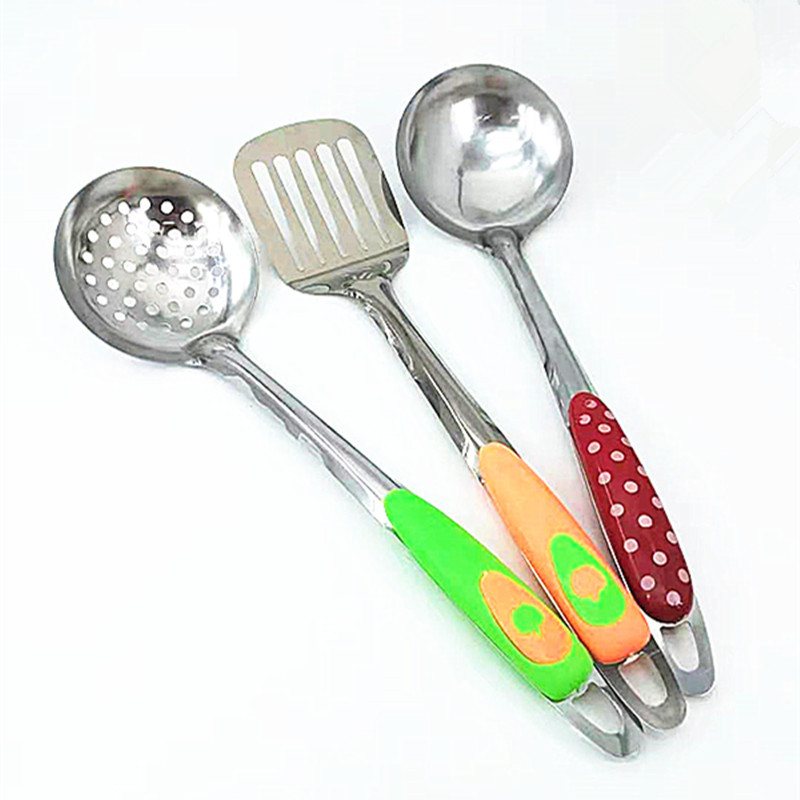 Factory direct supply of stainless steel soup spoons, colored plastic-handled soup spoons, large rice spoons, spatulas, and leaky spatulas. Wholesale for two yuan