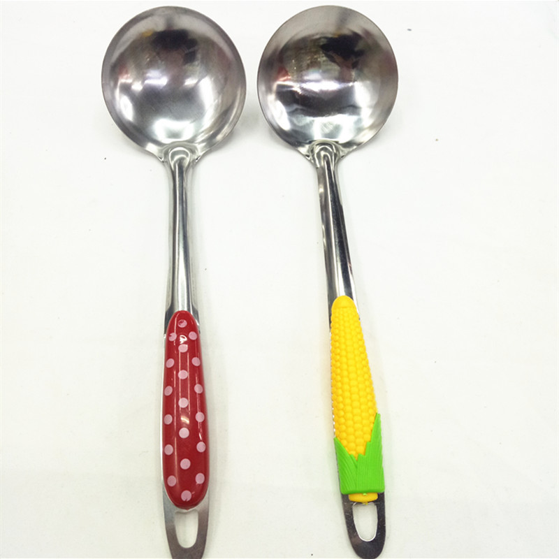 Factory direct supply of stainless steel soup spoons, colored plastic-handled soup spoons, large rice spoons, spatulas, and leaky spatulas. Wholesale for two yuan Application Scenario
