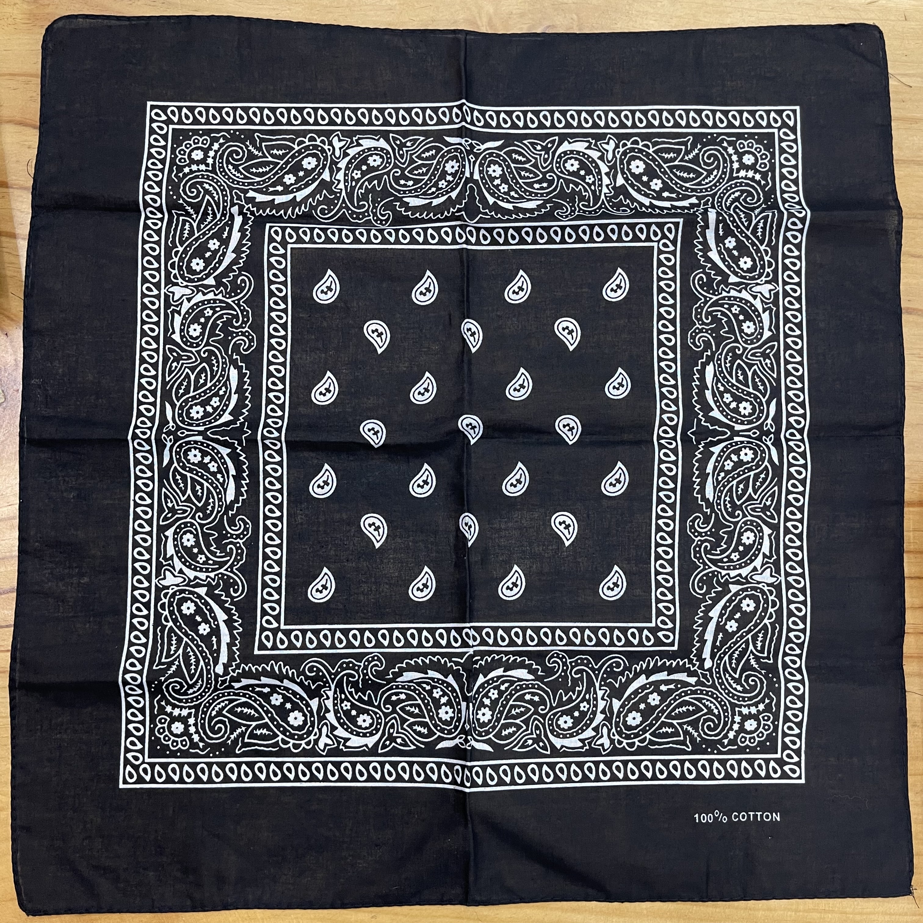 Card headscarf, amoeba, outdoor large handkerchief, handkerchief, sports sweat-absorbing square towel Application Scenario