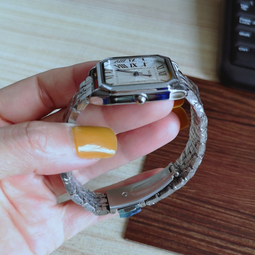Korean version trendy and fashionable Roman rectangular quartz steel band quartz casual women's watch live streaming supply one-piece consignment Application Scenario