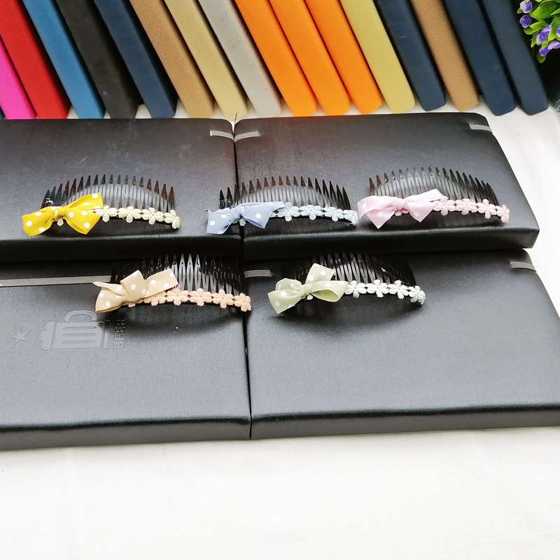 A3137 Duoduo Xiaohua Market's fork combs, Japanese and Korean hair combs, fork combs, hair accessories, headwear and hair tips, 2-yuan store supply Application Scenario