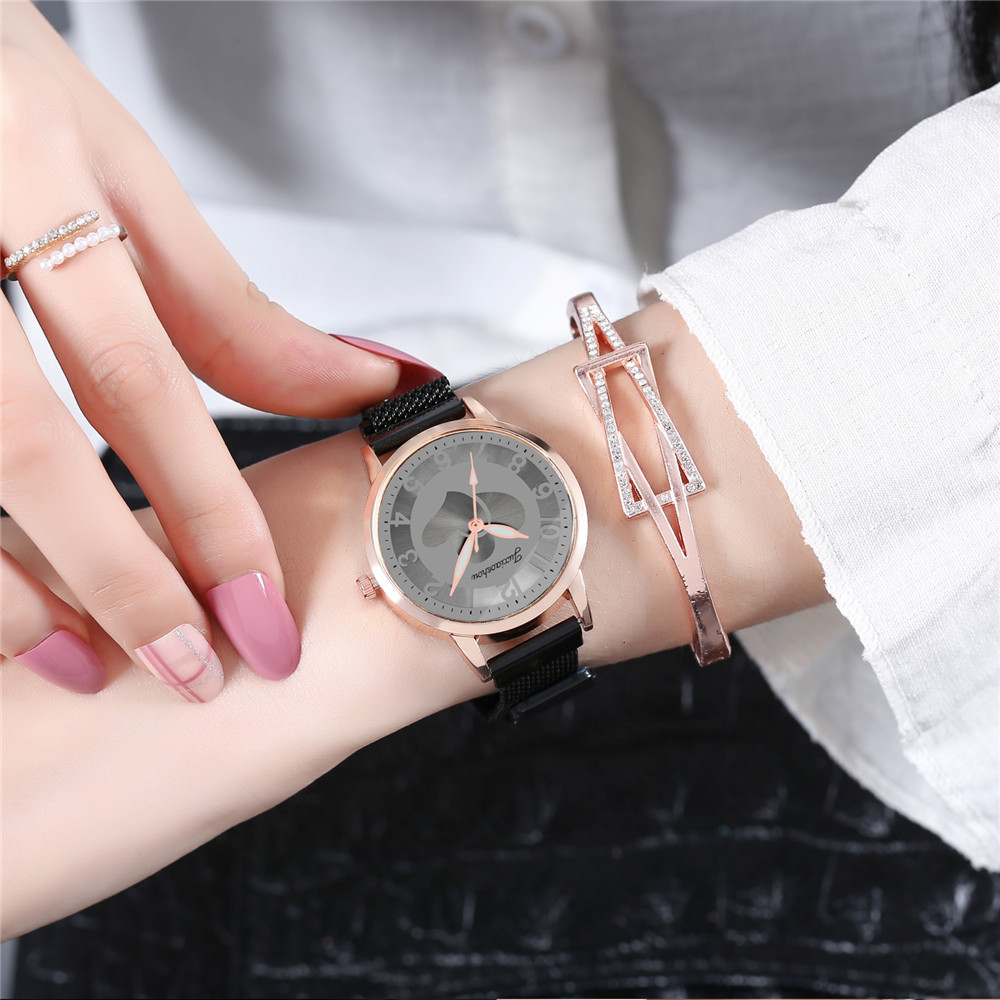 New stainless steel mesh strap heart-shaped digital quartz watch, simple three-hand women's display wholesale Application Scenario