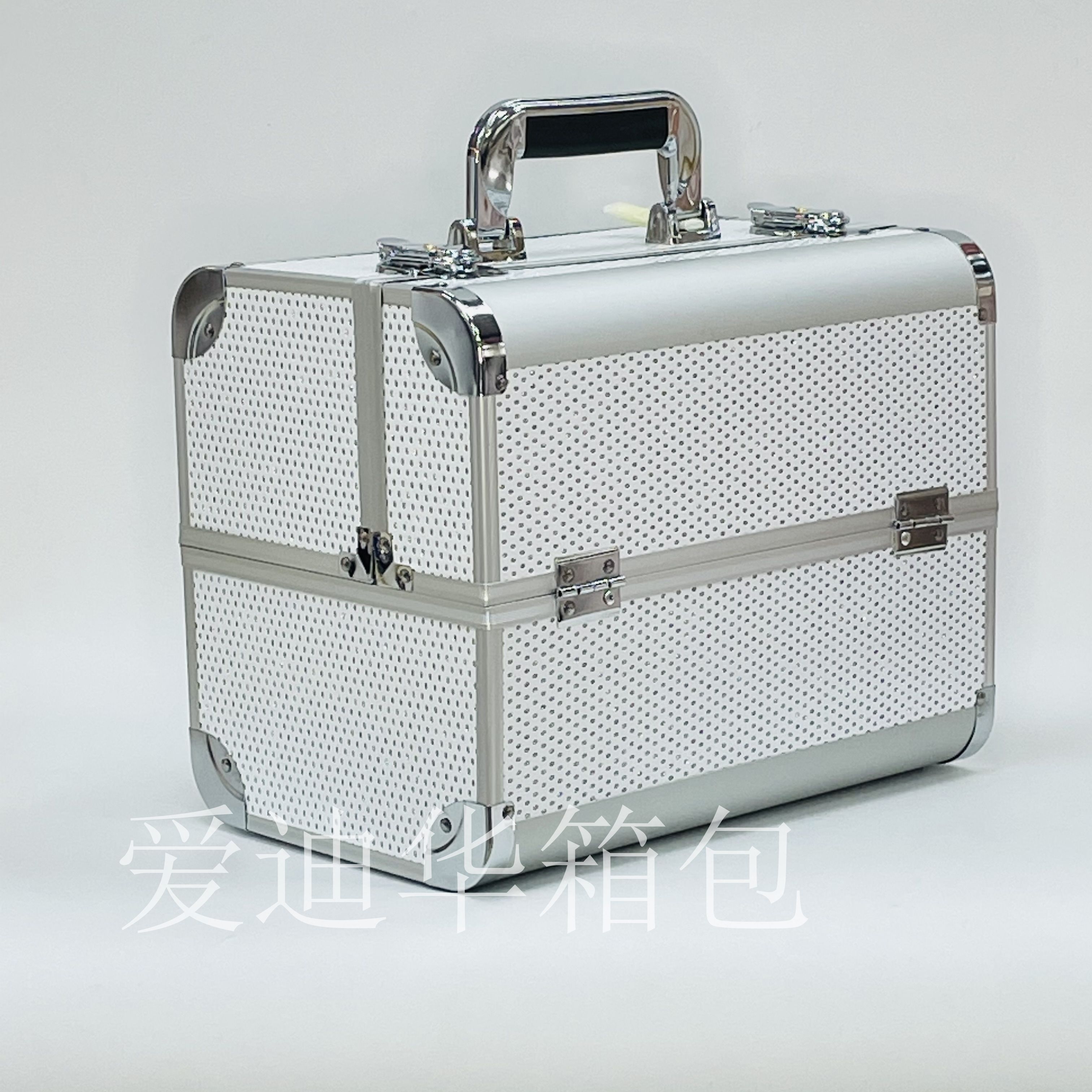 Adihua 2021 New Fashion diamond-faced large-capacity professional attack portable makeup aluminum case for beauty, manicure and tattoo Application Scenario