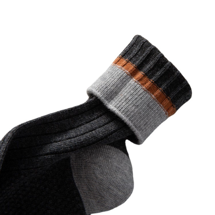 Qiaojia Golden Fox's new men's socks for autumn and winter are trendy and fashionable. They are double-needle pull-out single-bar combed cotton men's casual mid-calf socks Item Picture