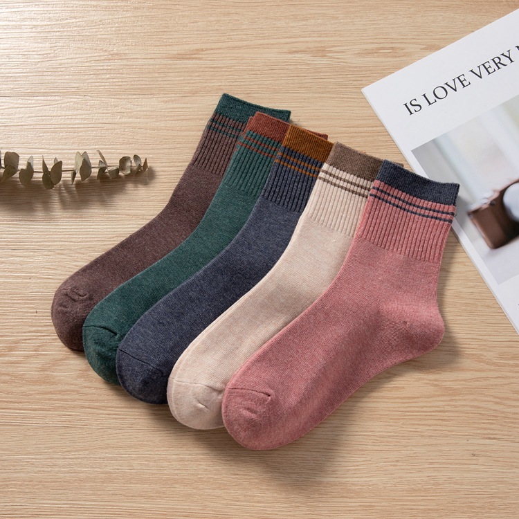 Qingna's new autumn and winter striped trendy socks, Japanese-style retro women's mid-calf socks, women's color-blocking combed cotton socks details Picture
