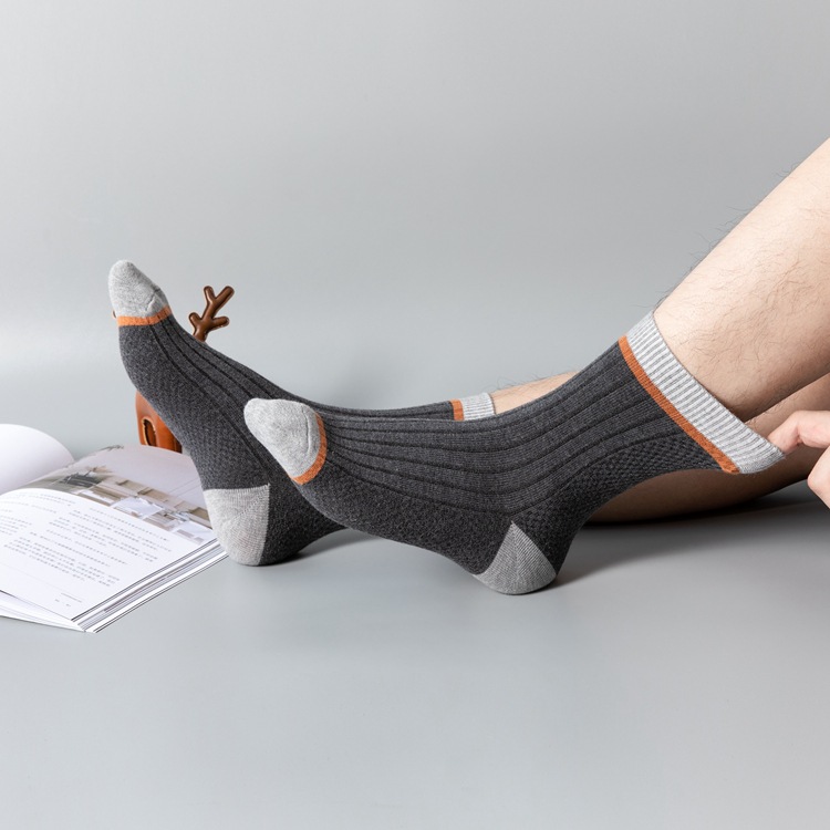 Qiaojia Golden Fox's new men's socks for autumn and winter are trendy and fashionable. They are double-needle pull-out single-bar combed cotton men's casual mid-calf socks