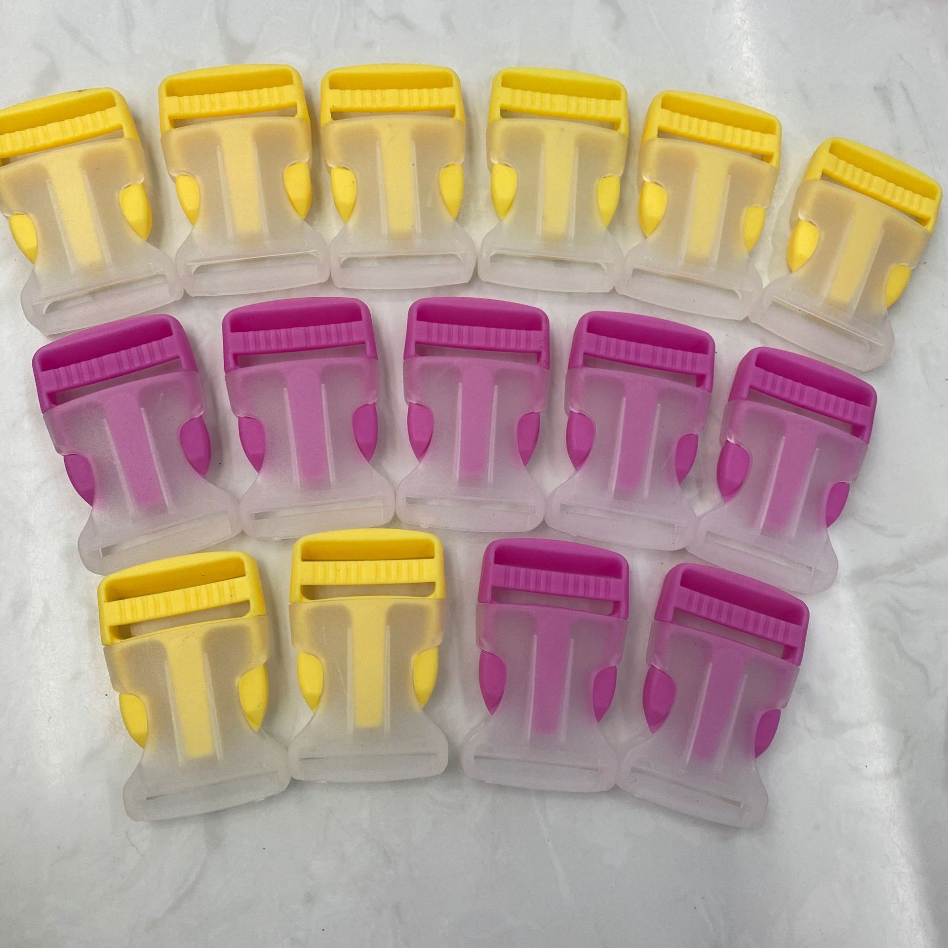 تم تسليم قطع غيار الأقمشة في حقائب محمولة على حقيبة بلاستيكية شفافة ملونة تبلغ 32 مم