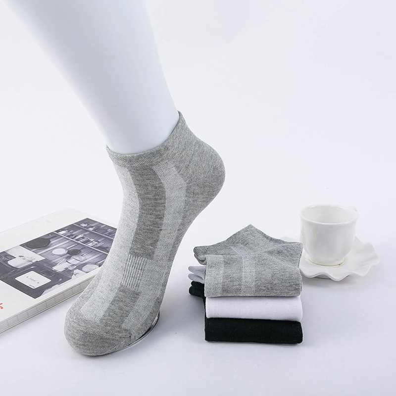 New low-top, shallow-mouthed men's short socks for spring and summer, thin, breathable jacquard combed cotton men's boat business socks Application Scenario
