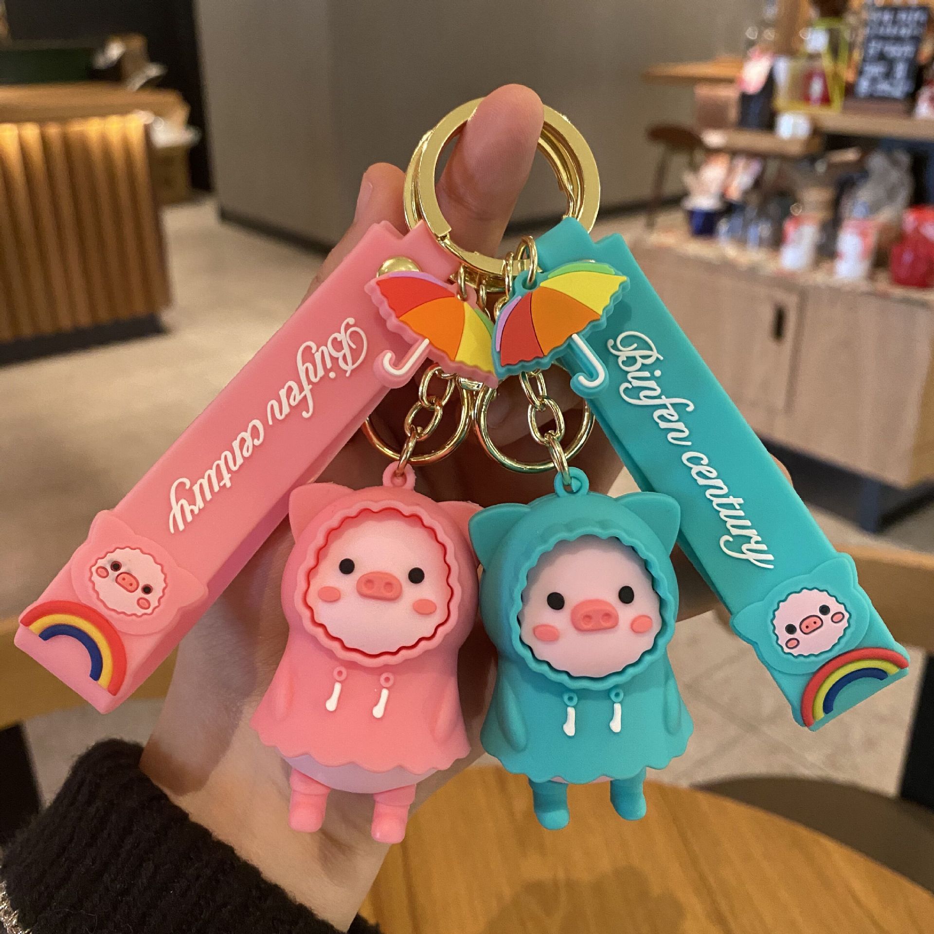 Cute raincoats, pig keychains, creative three-dimensional cartoon car keychain rings, couple bags, pendants, women's gifts wholesale