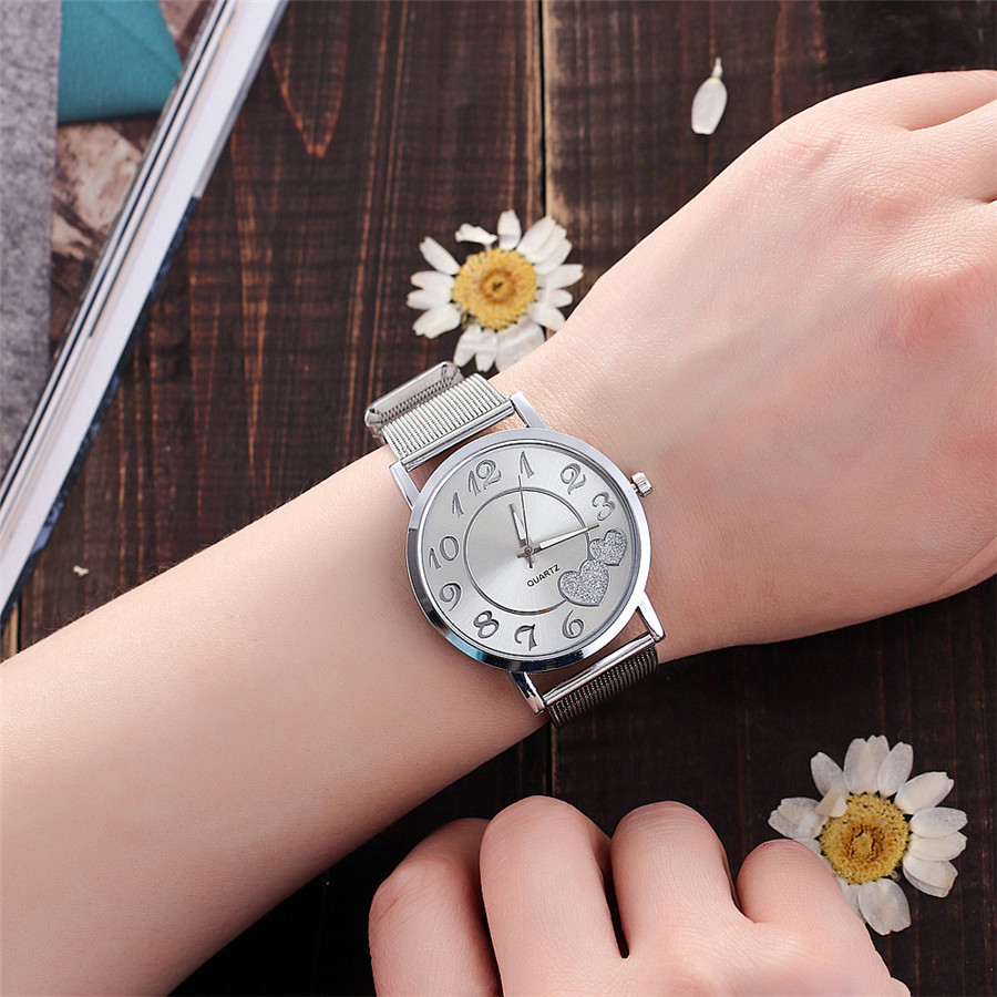 The new AliExpress best-selling gold mesh strap watch, Geneva heart grid Ladies' quartz watch Application Scenario