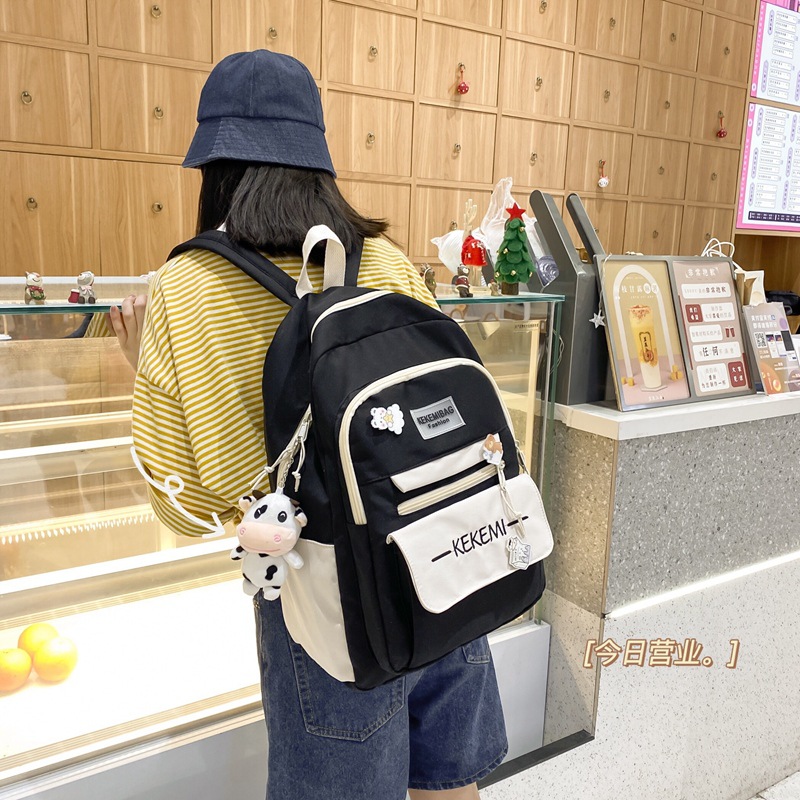 The new high-capacity ulzzang backpack for junior high school students in Korean high school color contrast is an ins backpack Application Scenario