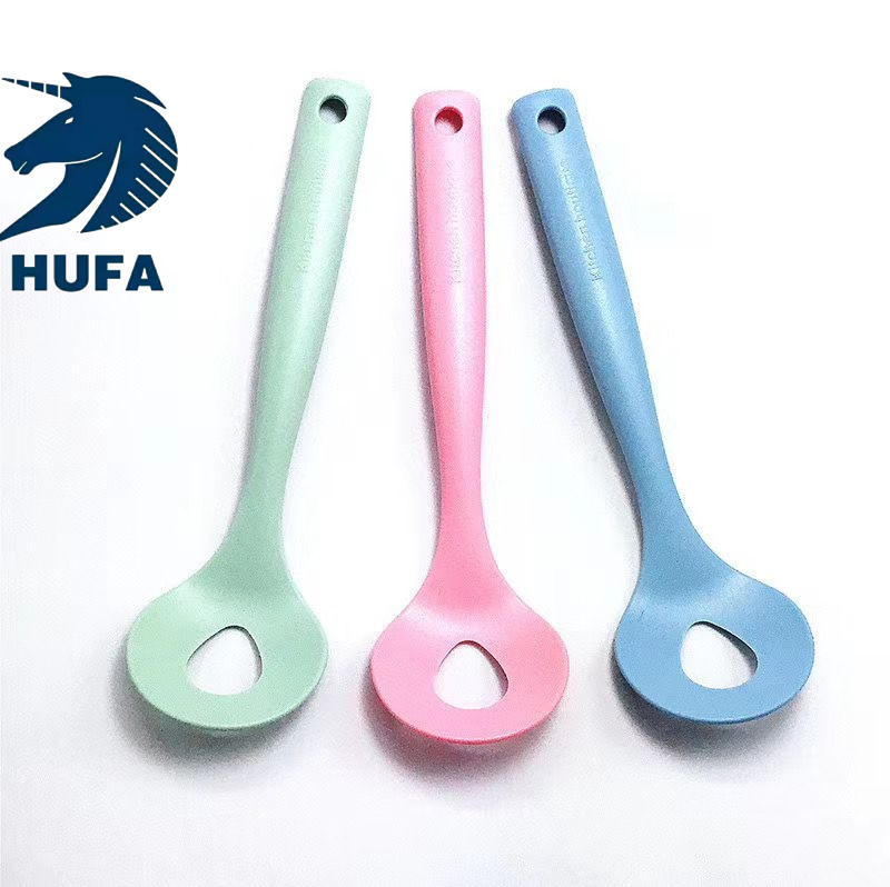 Kitchen gadgets: Meatball and meatball maker, hand-free meatball and fish ball extruder, creative plastic pill-pressing spoon