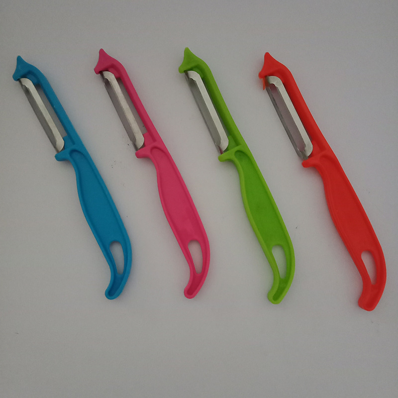 Wholesale of multi-functional vegetable slicers, fruit slicers and shreds, creative household peelers, and small kitchen scrapers Application Scenario