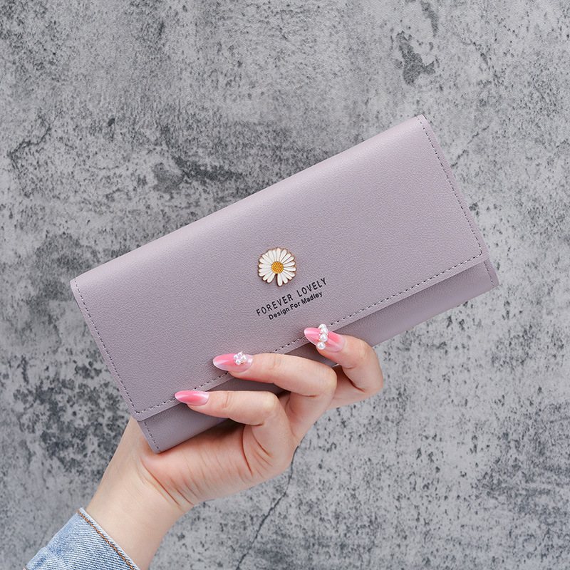 2021 Korean version new wallet for women, long zipper, large capacity, simple Daisy, versatile clutch, mobile phone case Application Scenario