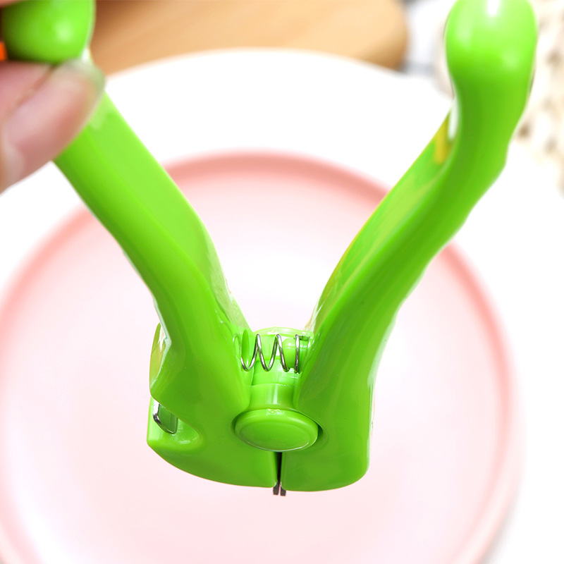 Factory wholesale bottle openers, clam openers, oyster shell openers, clam openers, food tongs, seafood tongs, blood clam tongs Application Scenario