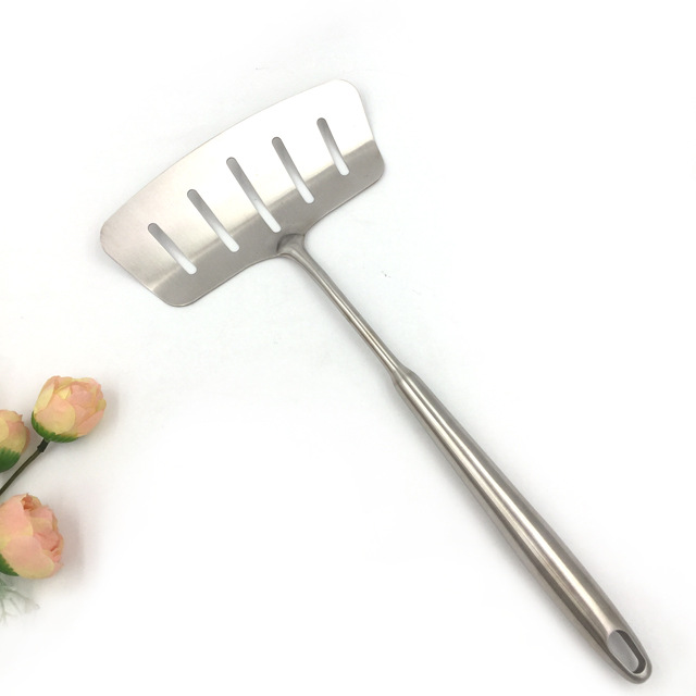 High-end stainless steel kitchenware set that can be hung, spatula, slotted spoon, pasta scorer and soup spoon set Application Scenario