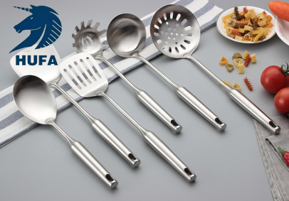 High-end stainless steel kitchenware set that can be hung, spatula, slotted spoon, pasta scorer and soup spoon set