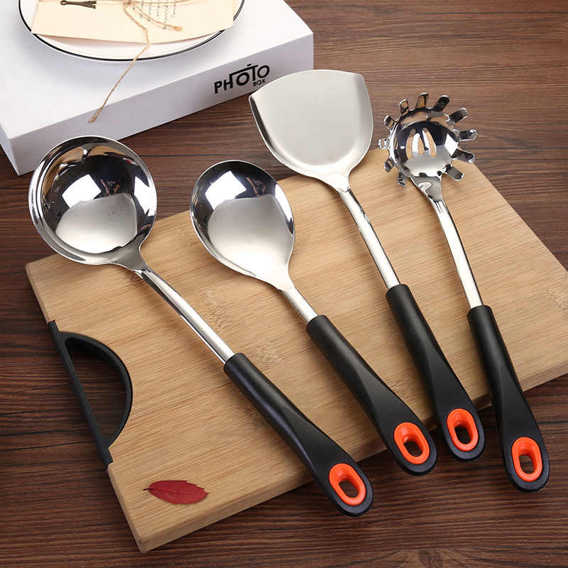 Factory wholesale five-millimeter kitchenware sets, electric wooden-handled spatulas, soup spoons, frying spatulas, and strainers, six-piece kitchenware sets Application Scenario