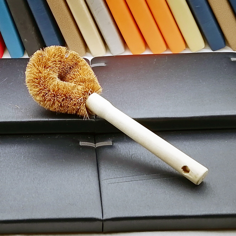 D1625 Brown bristle pot brush, a perfect pot cleaning tool, is available at a 2-yuan store in Yiwu Specification image