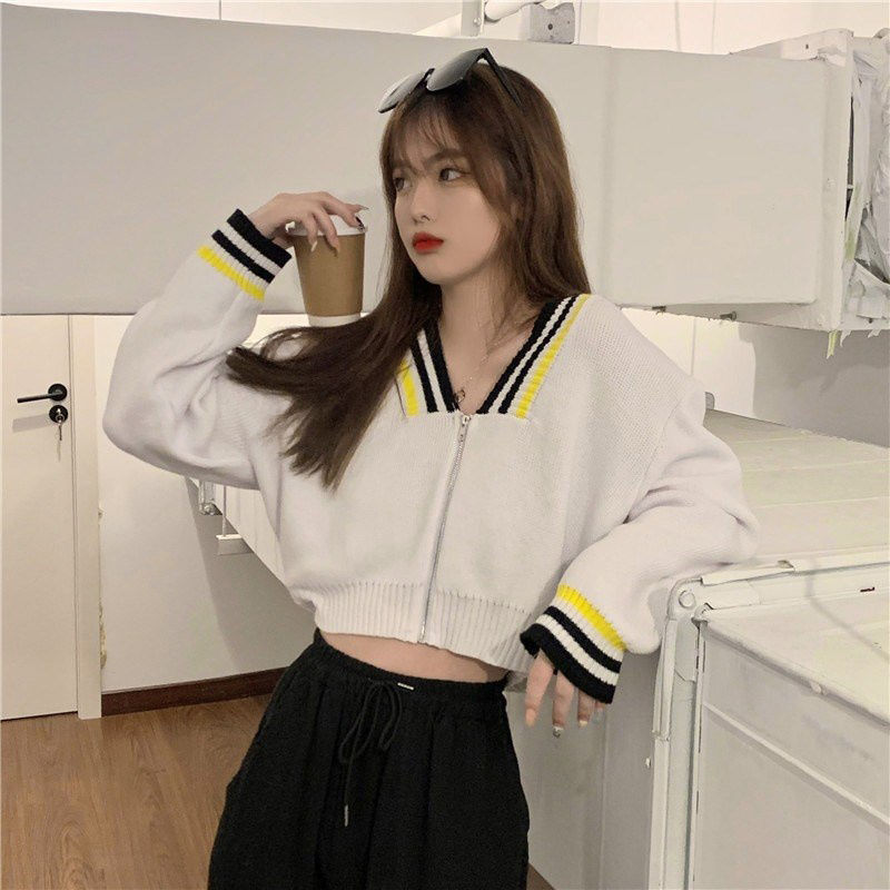 The sweater women's 2021 autumn new contrasting color top is paired with a cardigan and a loose, college-style short zippered knitted coat Application Scenario