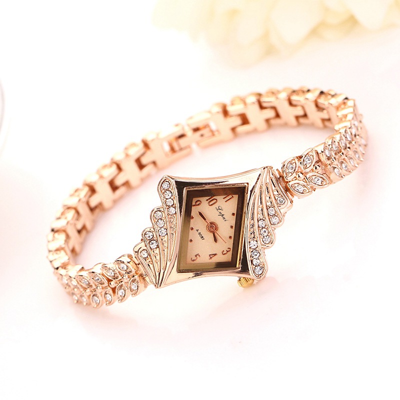 The women's diamond-encrusted bracelet watch brand features a popular diamond-shaped dial alloy bracelet watch Application Scenario