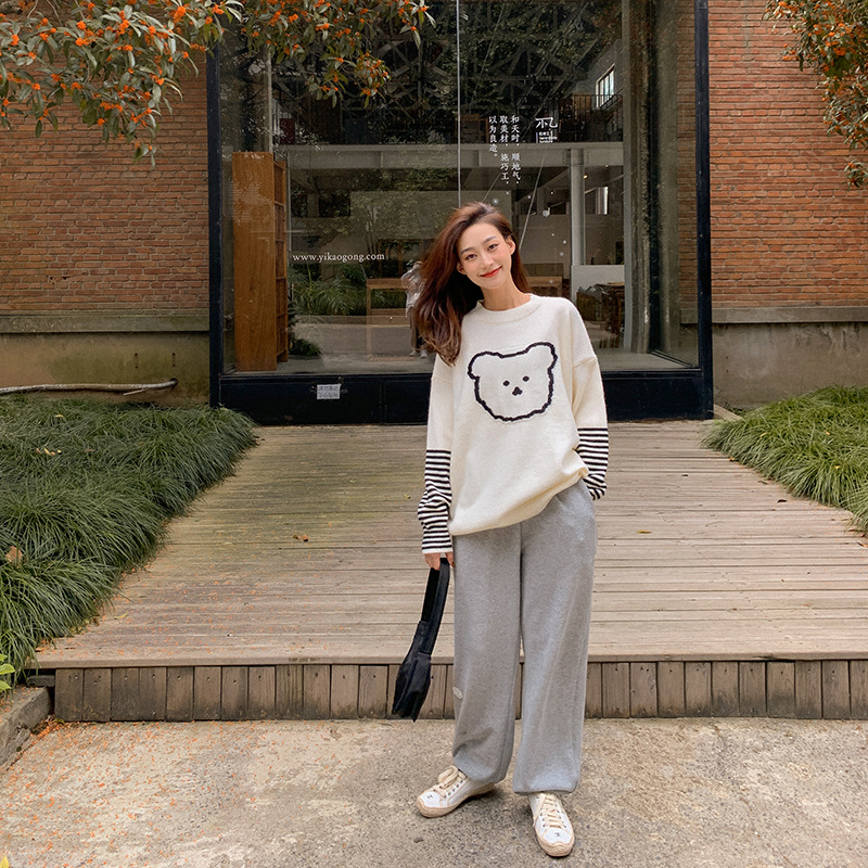 This is a new autumn and winter collection of cute Japanese-style knitted sweaters for women, featuring a loose, forest-themed, sweet and laid-back style Application Scenario