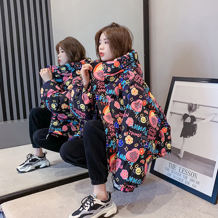 202. Winter Korean version of the new thick short down jacket with a hat for a small woman loose coat with graffiti printing