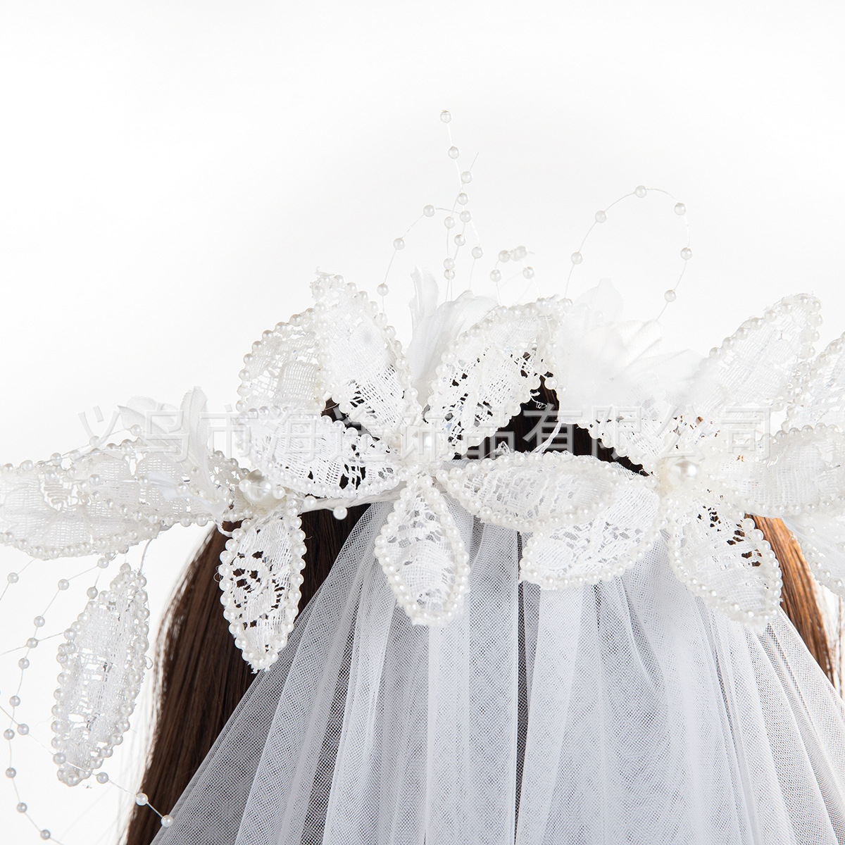 The 2021 new bride's veil is super ethereal, featuring pearl petal mesh, hairpins, lace, and is a popular photo and travel photo veil Application Scenario