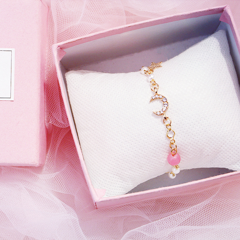 Korean version exquisite crystal bracelet, sweet and girlish heart, star and moon marble bracelet, fresh and delicate strawberry crystal jewelry Application Scenario