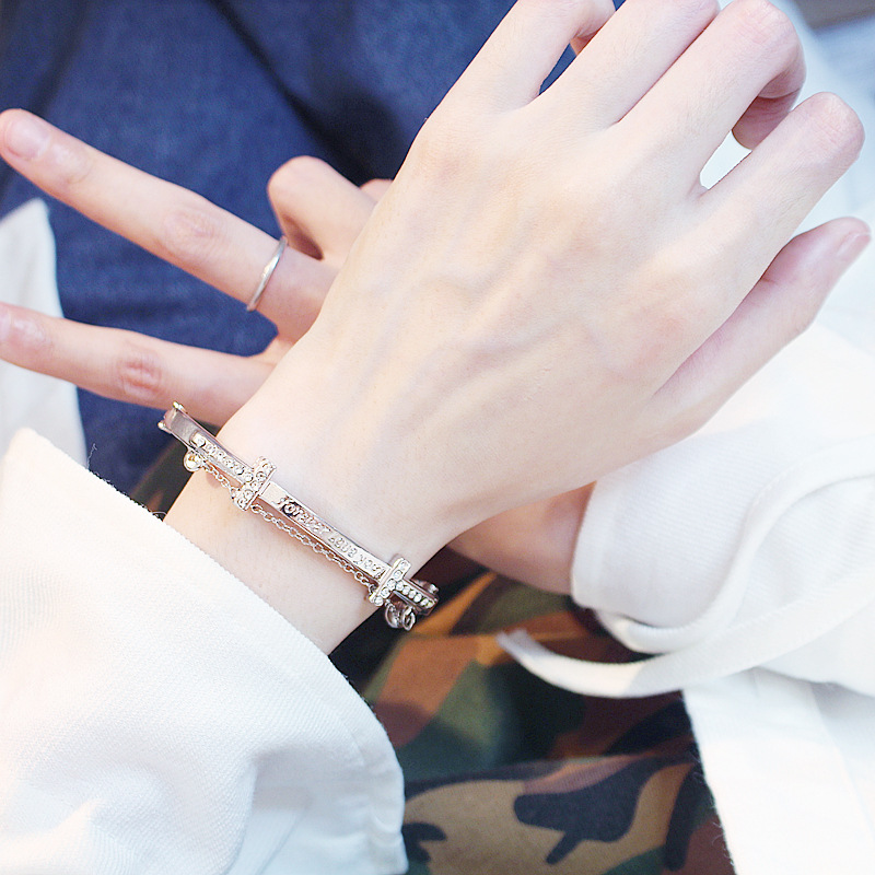 Korean-style fashionable, simple and luxurious English letter bracelets, student bracelets, girls' bracelets, wristbands, jewelry, birthday gifts Application Scenario