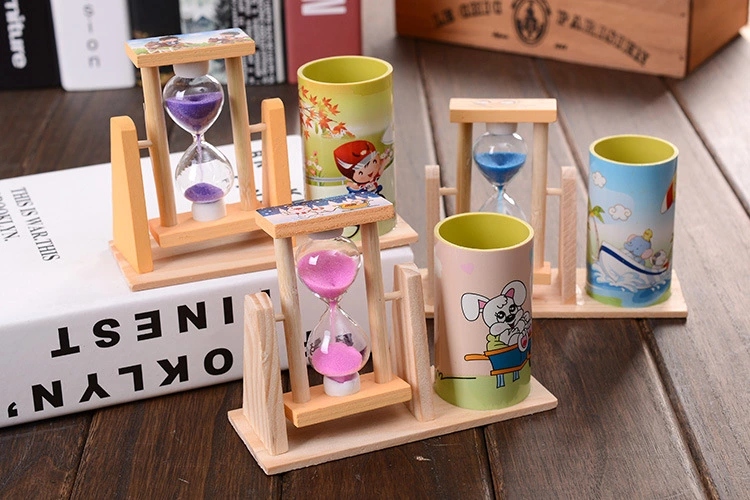 Colorful rotating hourglass pen holders with cartoon patterns of flowing sand and wooden hourglass ornaments are selling well as student festival birthday gifts full figure