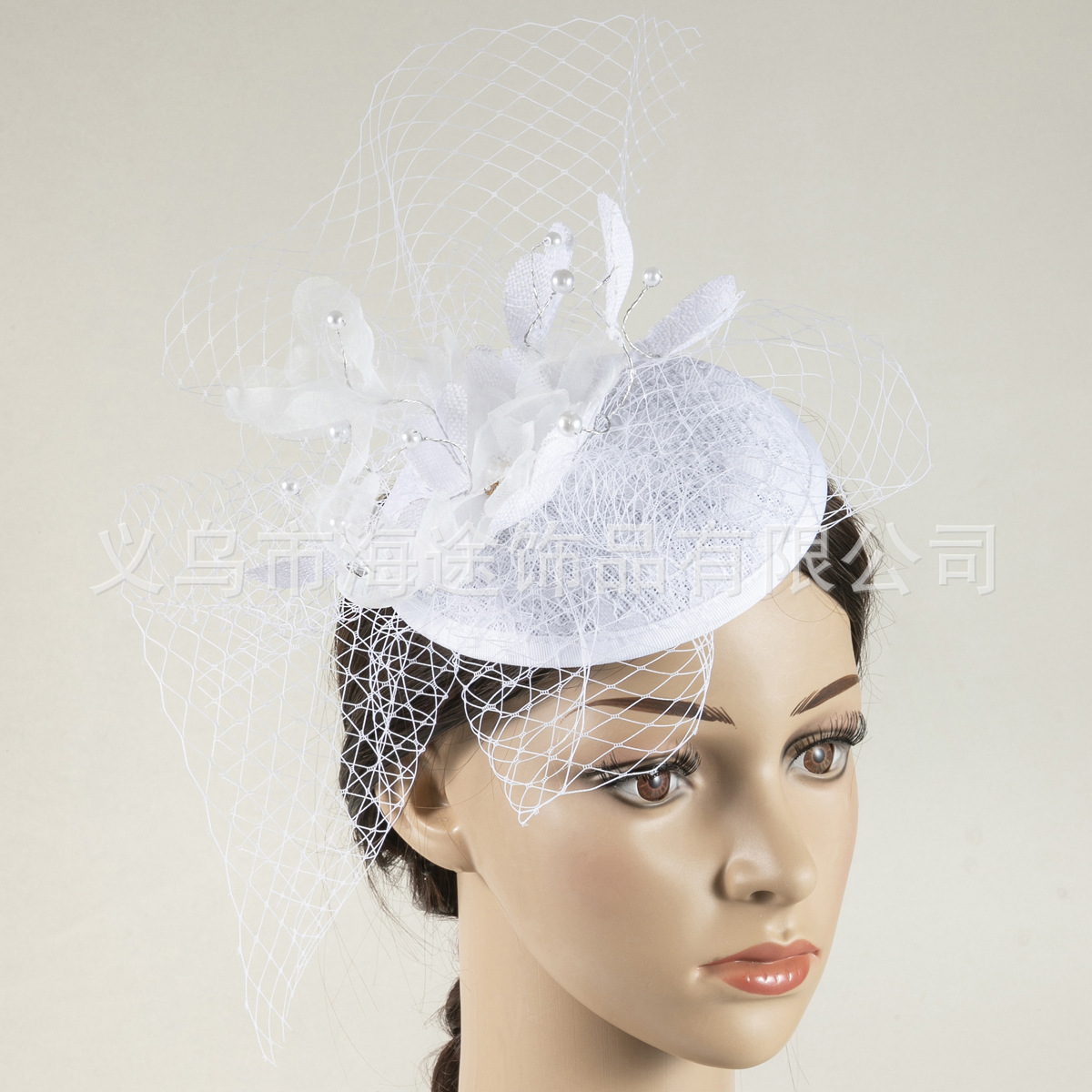 In Europe and America, pearl gauze hats, net gauze brides, small top hats, ball and dinner parties, elegant and stylish hair accessories, and small top hats for women are popular