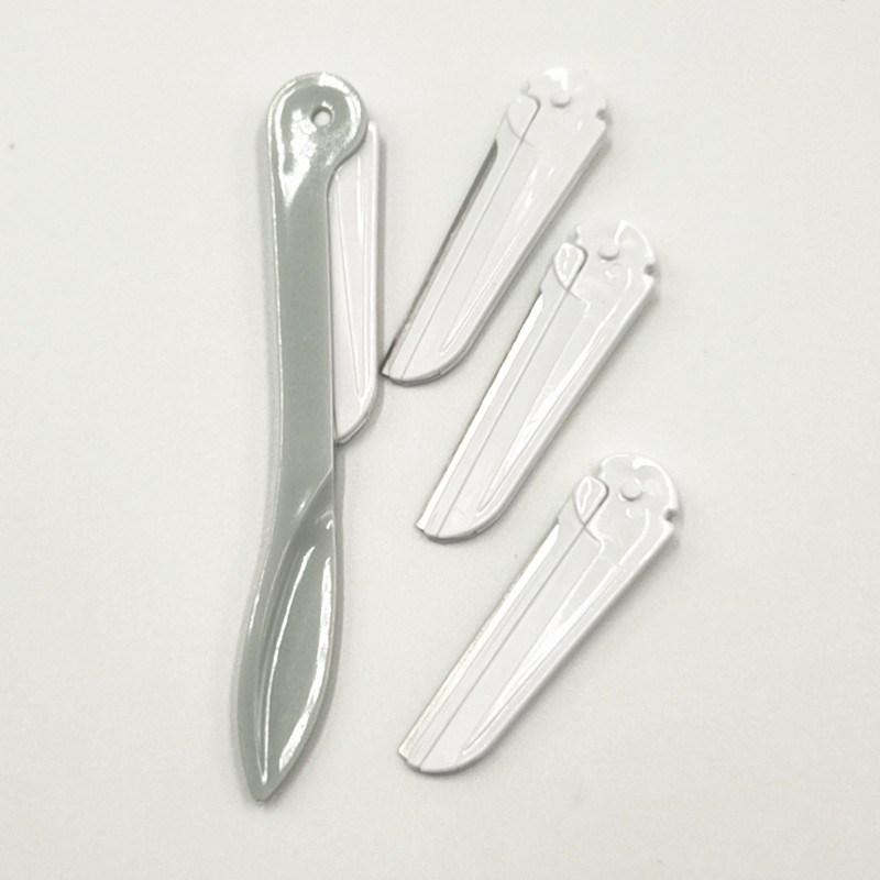 The eyebrow shaping knife set comes with a replaceable blade eyebrow shaping tool and a beautiful and elegant beauty tool Application Scenario