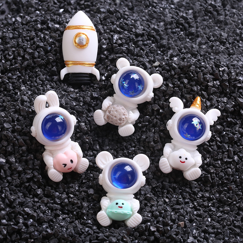 New creative astronaut spaceship resin jewelry accessories phone cases, hair ornaments, keychains, fridge magnets details Picture