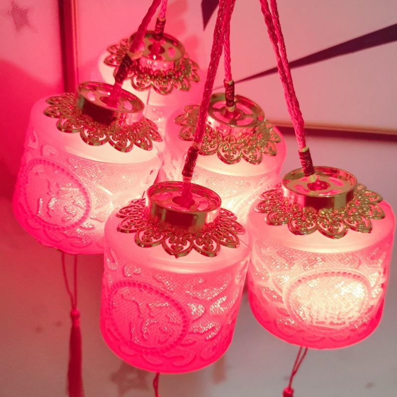 Retro palace lanterns, children's hand-held palace lanterns, glowing toys, Spring Festival decorations, hot selling items at street stalls full figure