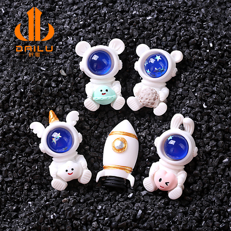 New creative astronaut spaceship resin jewelry accessories phone cases, hair ornaments, keychains, fridge magnets full figure