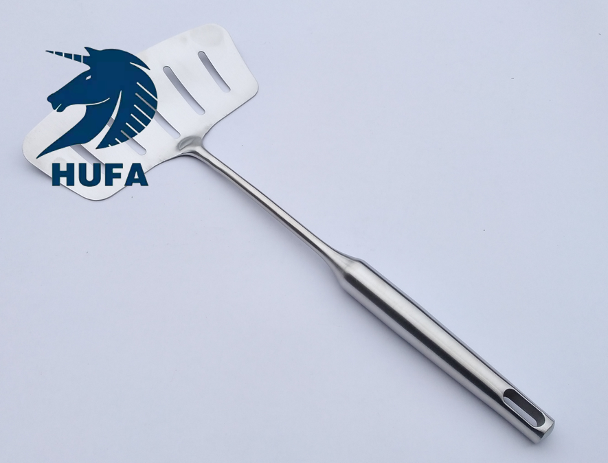 304 stainless steel kitchenware, long-handled oil-draining fish frying kitchenware, flat-bottomed fish frying spatula, thickened and widened flipping fish and steak spatula