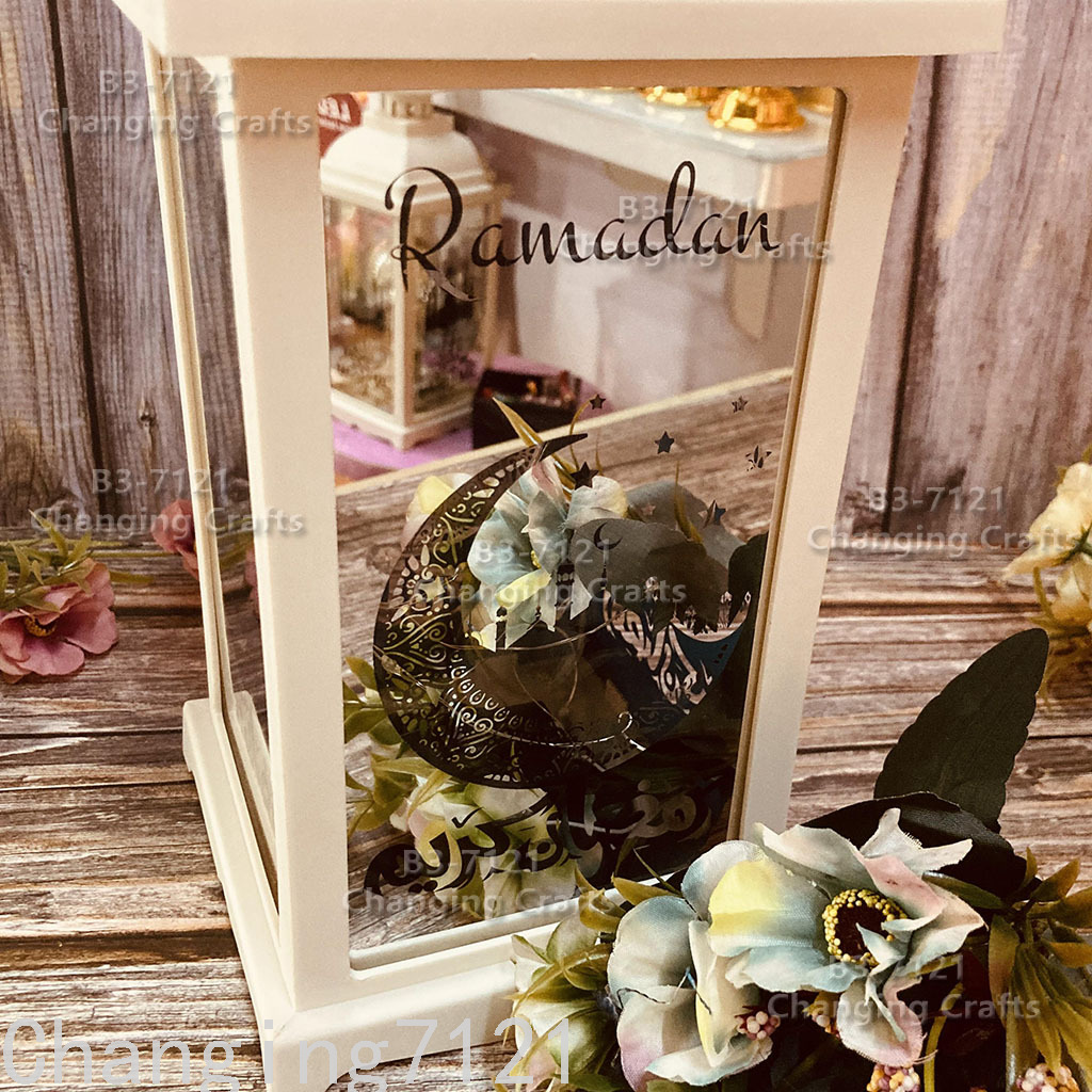 The plastic antique kerosene flame wind lamp for ramadan and the electronic candlelight for Christmas in Eid al-Adha details Picture