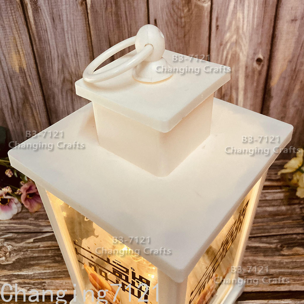 The plastic antique kerosene flame wind lamp for ramadan and the electronic candlelight for Christmas in Eid al-Adha details Picture