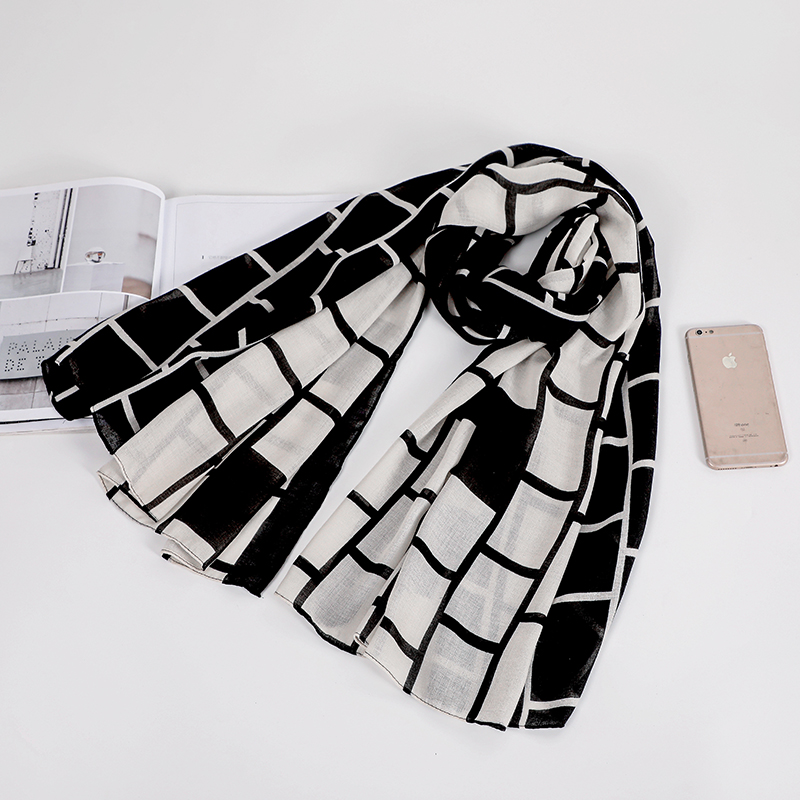 New long cotton and linen scarves for women, warm black and white checkered export scarves, silk scarves and shawls in stock Application Scenario