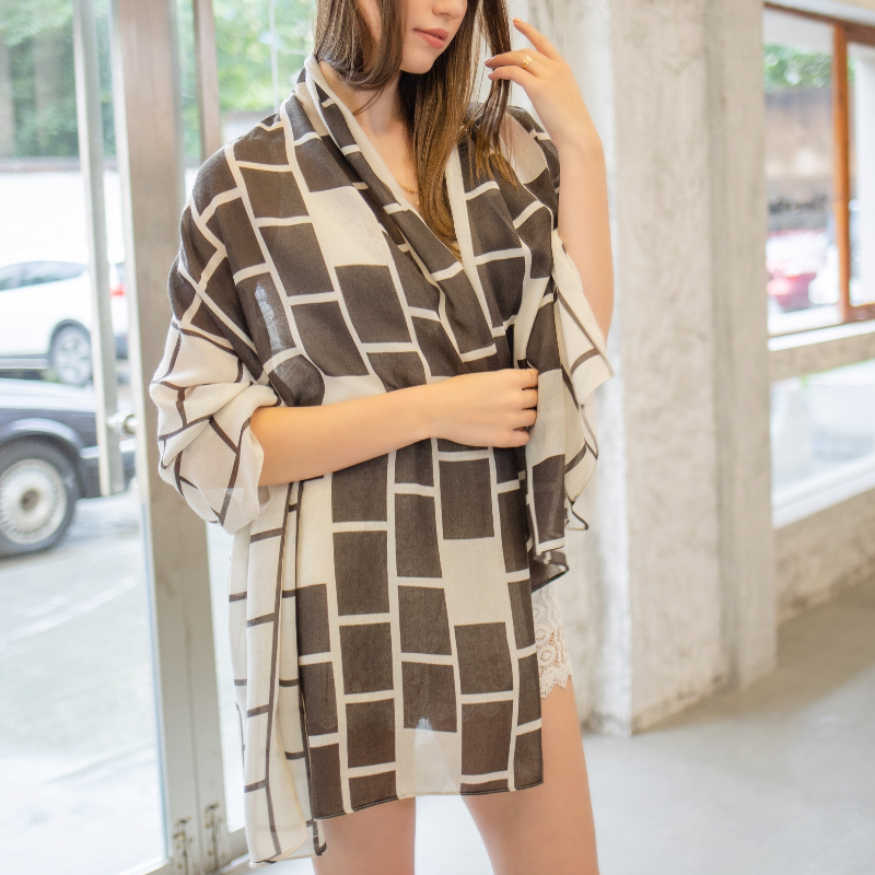 New long cotton and linen scarves for women, warm black and white checkered export scarves, silk scarves and shawls in stock Specification image