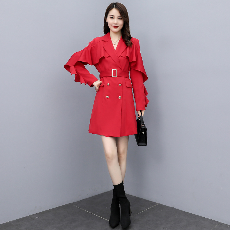 The 2021 autumn collection features a mid-length women's windbreaker with ruffled edges and double-breasted buttons, paired with a belt details Picture