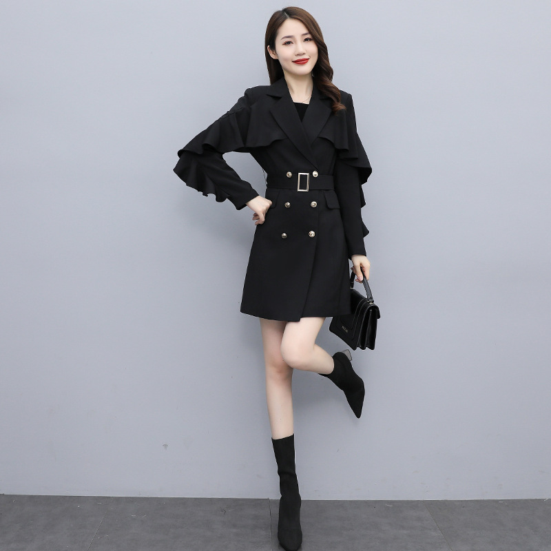 The 2021 autumn collection features a mid-length women's windbreaker with ruffled edges and double-breasted buttons, paired with a belt Application Scenario