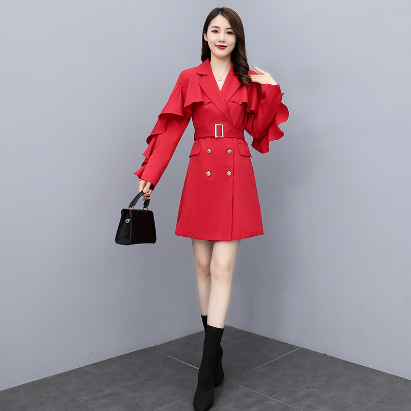 The 2021 autumn collection features a mid-length women's windbreaker with ruffled edges and double-breasted buttons, paired with a belt Specification image