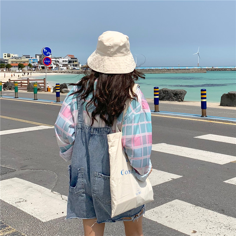 The new light-colored denim overalls for women in summer are super popular among Internet celebrities. The loose, rolled-up wide-leg pants are trendy and make you look younger Item Picture