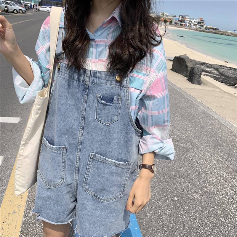 The new light-colored denim overalls for women in summer are super popular among Internet celebrities. The loose, rolled-up wide-leg pants are trendy and make you look younger Application Scenario