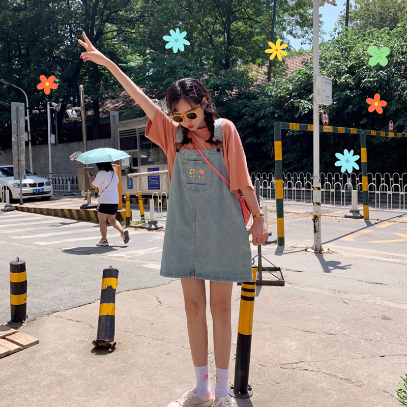 College-style embroidered denim halter dress 2020 autumn/winter new Korean-style plus-size loose dress for girls, fresh and cute details Picture