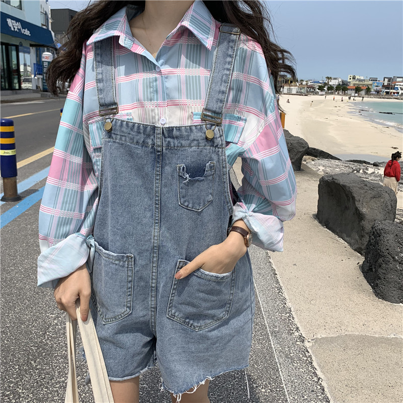The new light-colored denim overalls for women in summer are super popular among Internet celebrities. The loose, rolled-up wide-leg pants are trendy and make you look younger