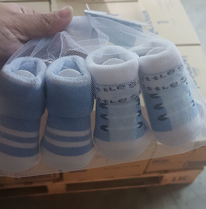 Newborns put off socks with cute baby socks 0-6-12 months